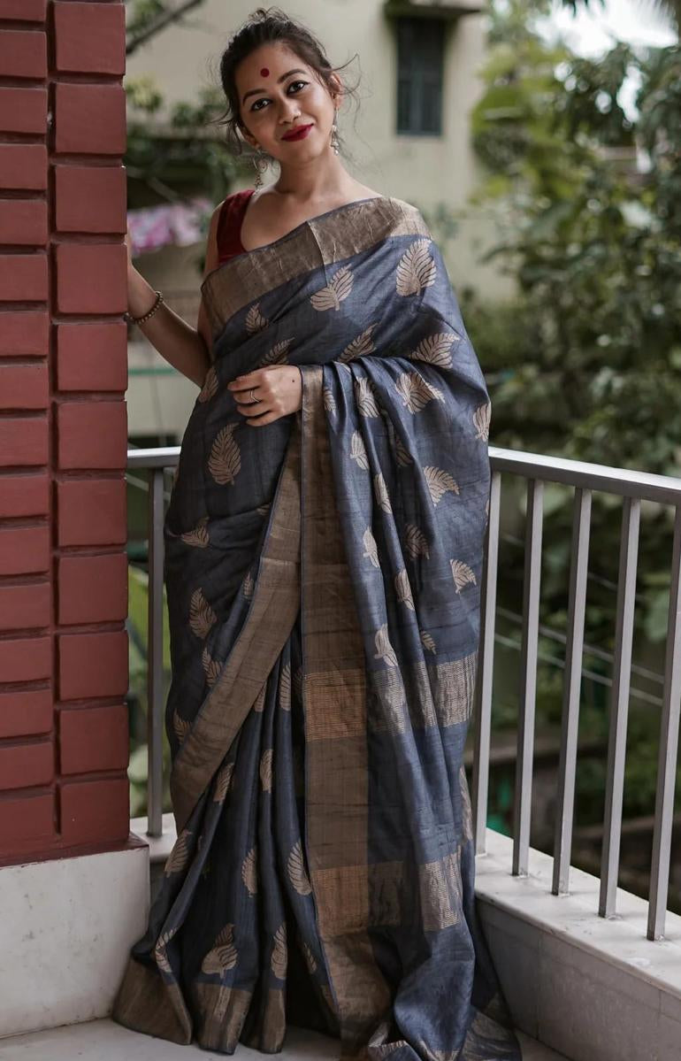 Tussar Munga Silk Saree with Golden Zari Border – Rich Pallu