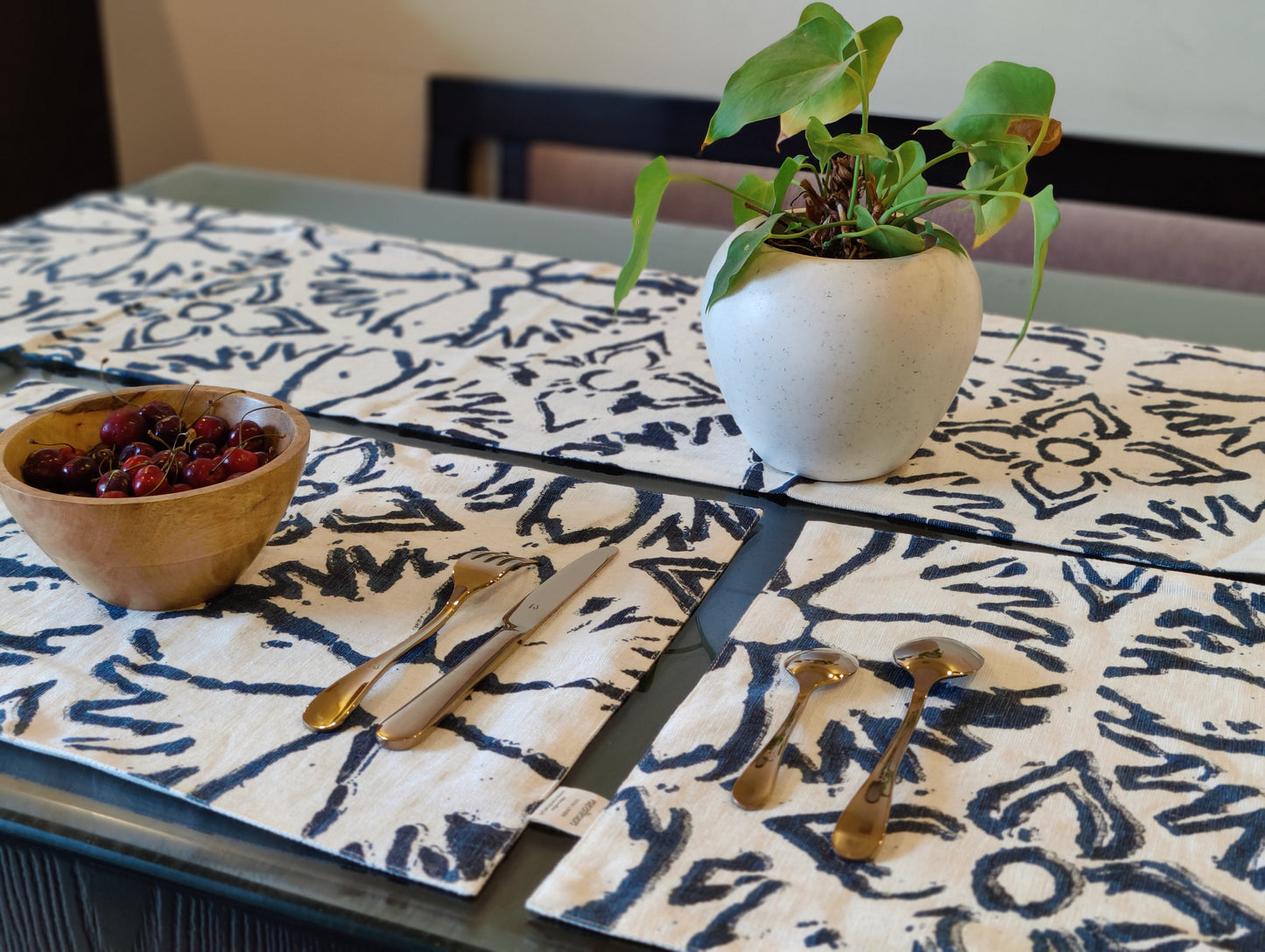 Table Linen Set / Linen Table Runner (1) / Linen TableMat (4) / Printed Blue and White / Dining Linen Set