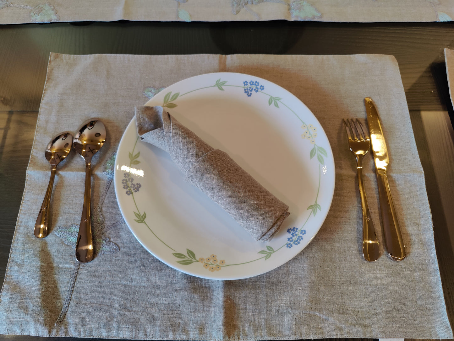 Table Linen Set / Linen Table Runner (1) / Napkins (4) / TableMat (4) / Chain Stitched Over Natural Linen / Dining Linen Set