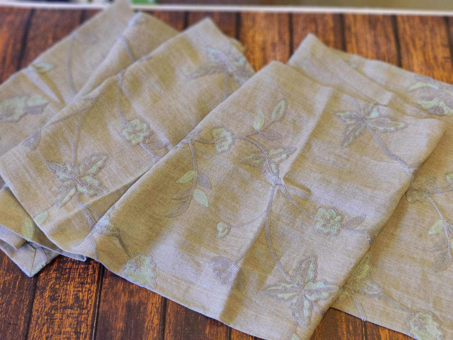 Table Linen Set / Linen Table Runner (1) / Napkins (4) / TableMat (4) / Chain Stitched Over Natural Linen / Dining Linen Set